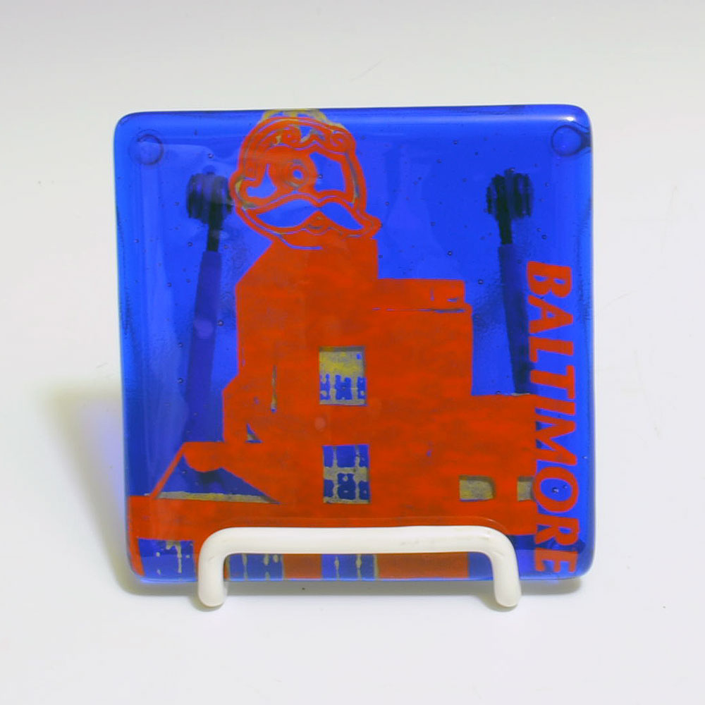 a blue and red plate with a picture of a building